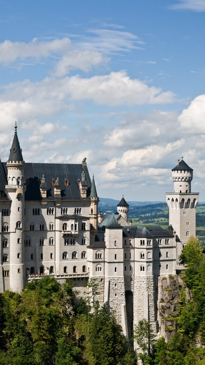 Märchenhafte Türme von Schloss Neuschwanstein im Herbst